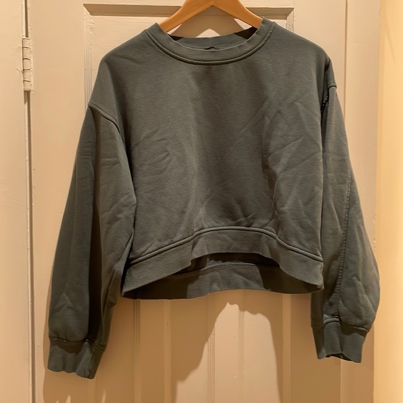 Cropped Zara sweatshirt